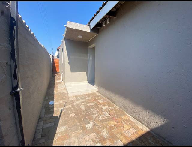 1 BEDROOM APARTMENT TO LET IN WEST ACRES EXT 6